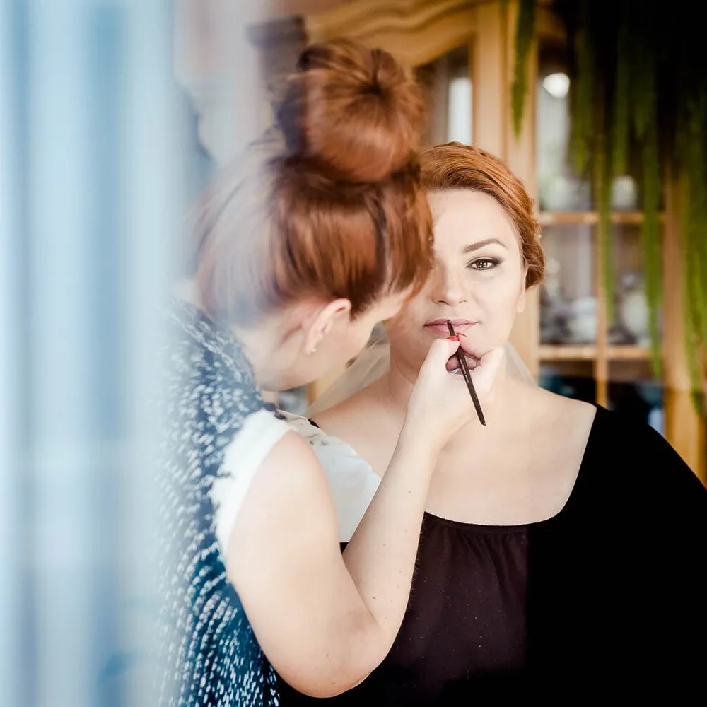 Makeup påføres en kunde